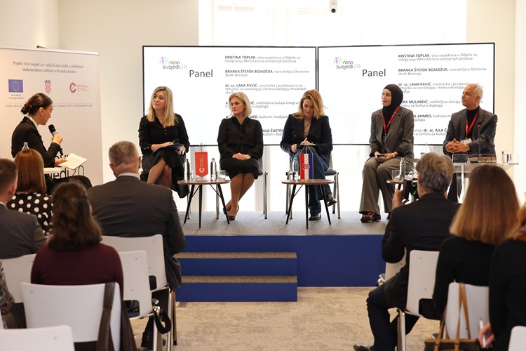 Slika /slike/Konferencija%20predstavljanja%20projekta%20Novi%20susjedi%2020/302.jpg