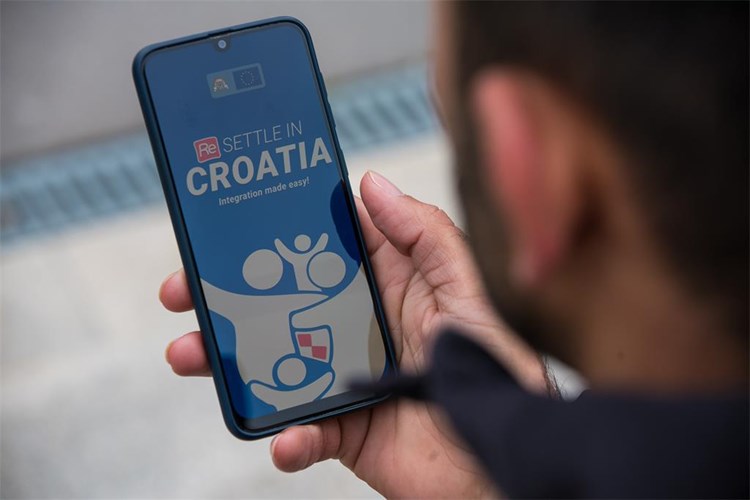Slika /slike/Mobilna%20aplikacija%20-%20ReSettle%20in%20Croatia/ReSettle-in-Croatia-promo-5.jpg