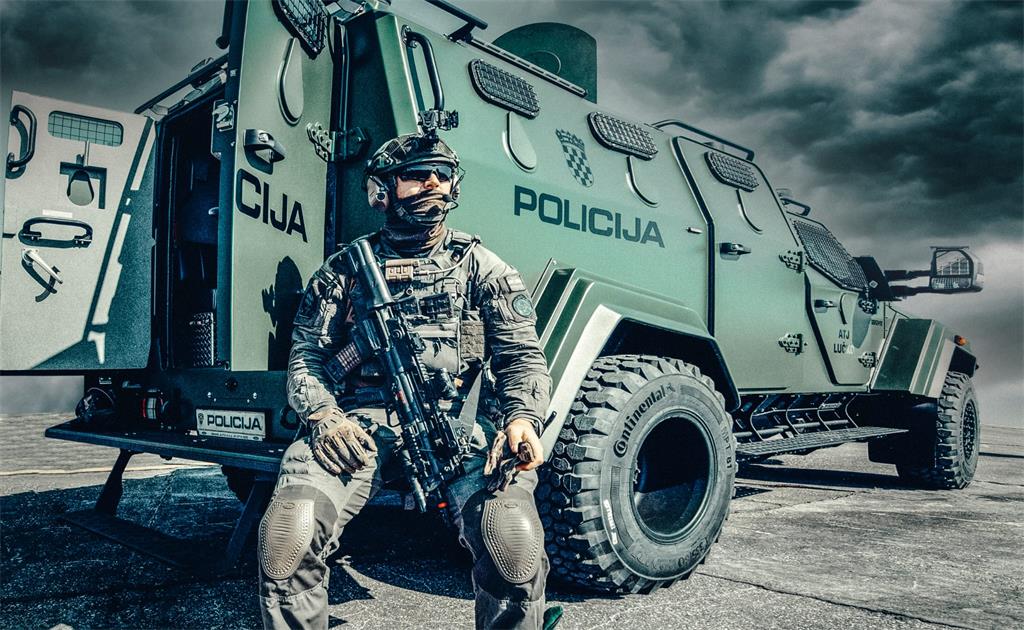 Slika /slike/Modernizacija%20tehni%C4%8Dke%20opreme%20za%20potrebe%20Specijalne%20policije%20MUP-a/1%20naslovna%20fotografija.jpg